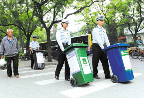 After a new sorting facility started operating at a Chaoyang District garbage collection center, the site's environment improved substantially. [baidu.com] 