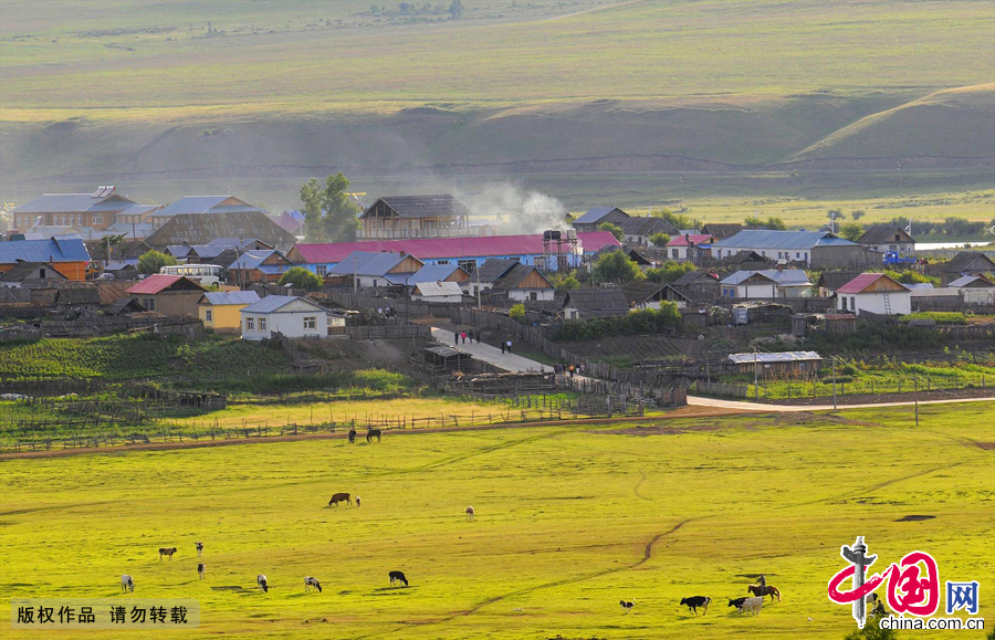 Lying along the Argun River in Inner Mongolia, surrounded by lush pine trees and xylosma shrubs with horses and cattle freely strolling country roads while herders sing traditional folk songs, the ethnic Russian township of Shiwei lures visitors with a poetic, natural essence and a historical charm.