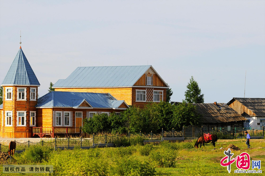 Lying along the Argun River in Inner Mongolia, surrounded by lush pine trees and xylosma shrubs with horses and cattle freely strolling country roads while herders sing traditional folk songs, the ethnic Russian township of Shiwei lures visitors with a poetic, natural essence and a historical charm.