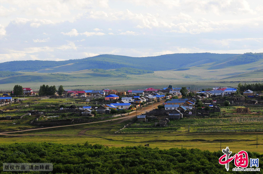 Lying along the Argun River in Inner Mongolia, surrounded by lush pine trees and xylosma shrubs with horses and cattle freely strolling country roads while herders sing traditional folk songs, the ethnic Russian township of Shiwei lures visitors with a poetic, natural essence and a historical charm.