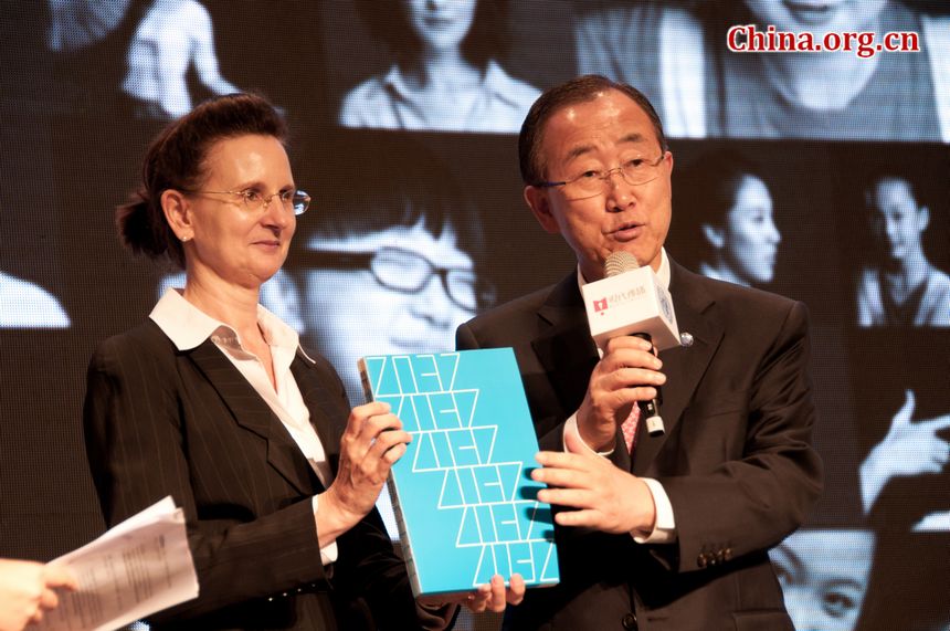 Renata Dessallien, UN Resident Coordinator and UNDP Resident Representative in China (L) presents the UN chief the book entitled 2032, The Future We Want, which includes 100 Chinese nationals speaking about their own wishes for the next 20 years until 2032. [Chen Boyuan / China.org.cn]