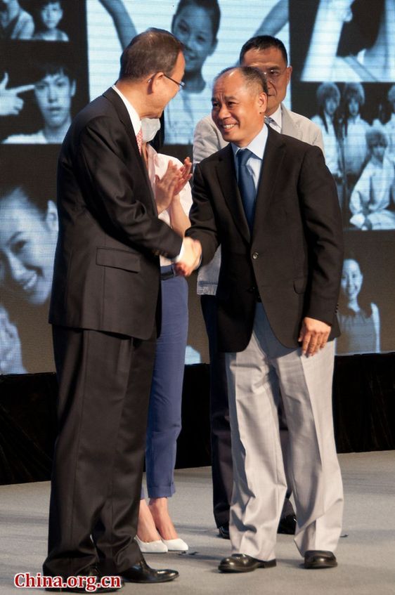 UN Secretary-General (L) shakes hands with Li Ning, World Food Programme&apos;s (WFP) Ambassador Against Hunger and China&apos;s gold medal winning gymnast in 1984 Los Angeles Olympics. [Chen Boyuan / China.org.cn]