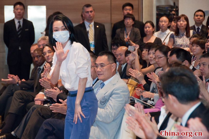 Zhou Xun, a renowned Chinese actress and also United Nations Development Programme (UNDP)&apos;s National Goodwill Ambassador joins the high-ranking UN officials in the UN event in Beijing on Wednesday. She claims to have facial allergy and declines to take off her surgery mask. [Chen Boyuan / China.org.cn]