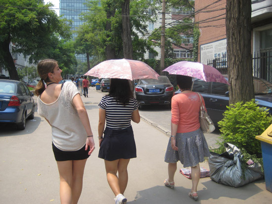 Tip 9: Watch out for umbrellas 9、走在路上，当心身旁行人撑起的遮阳伞