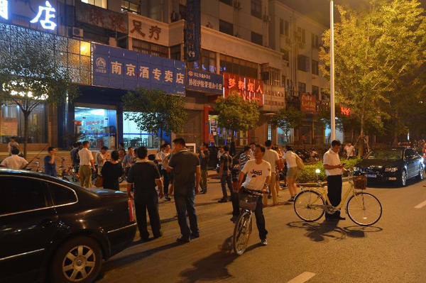 Citizens stay outdoors after feeling a quake in Yangzhou, east China's Jiangsu Province, July 20, 2012. A 4.9-magnitude earthquake hit Yangzhou City at 8:11 p.m. on Friday, said the China Earthquake Networks Center (CENC). [Xinhua]
