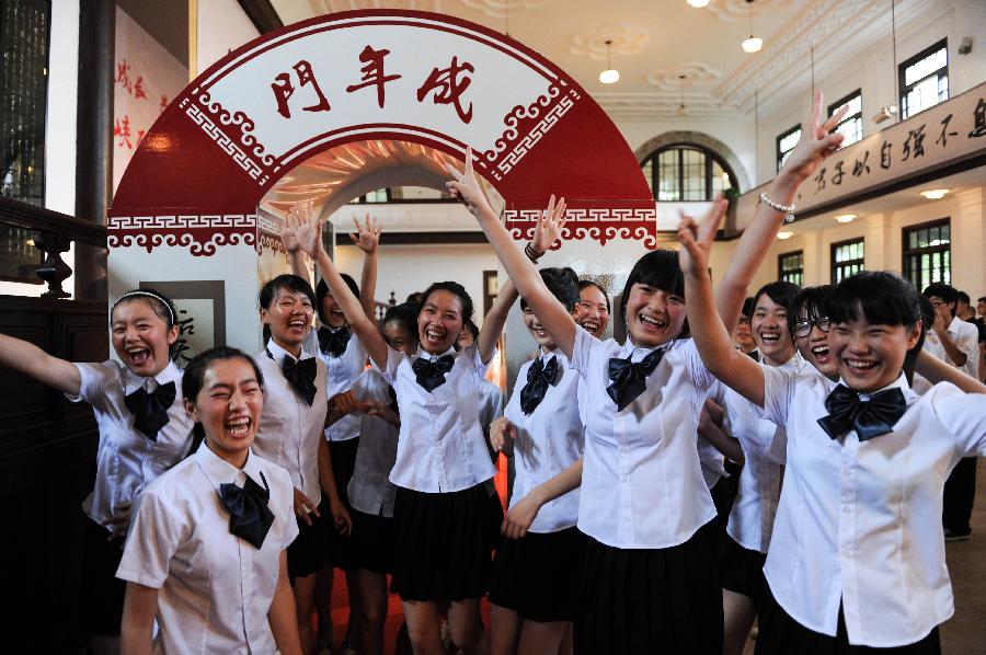 Students from the both sides of the Taiwan Strait flash V signs as they attend a coming-of-age ceremony in Fenghua, east China's Zhejiang Province, July 20, 2012. A coming-of-age ceremony was held here Friday, in which 30 students from southeast China's Taiwan and 50 mainland students took part. [Xinhua]