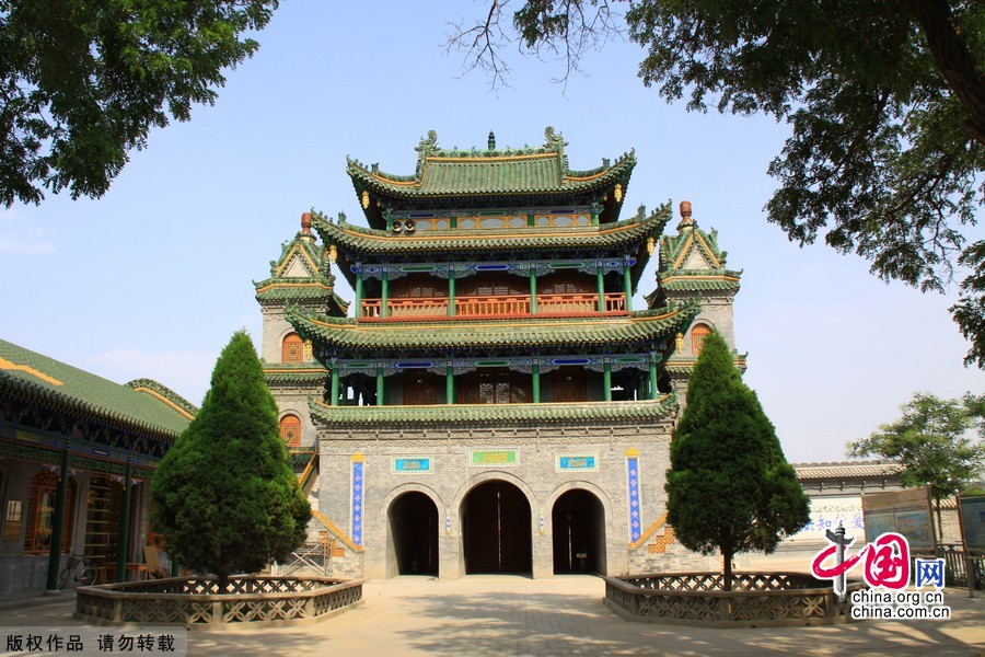 The Najiahu Mosque, a traditional Chinese courtyard-style architecture built during the Ming Dynasty (1368-1644) for Muslim's worship, is pictured in Ningxia Museum, a four-storey Islamic building newly built in the capital city Yinchuan in 2008, with a collection of nearly 40,000 treasured historical items. [China.org.cn]