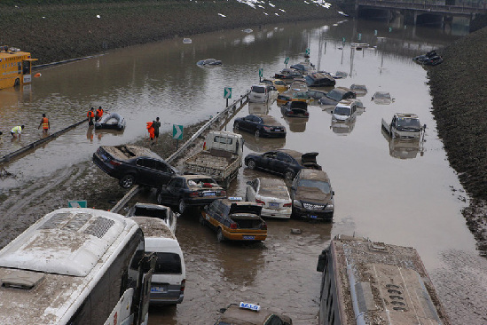 Vehicles are stuck in water on a section of the Beijing-Hong Kong-Macao Expressway in Fengtai District of Beijing, July 23, 2012. [Photo/qq.com]