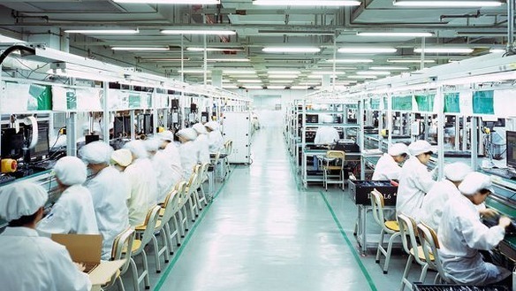 Workers work on a production line in a Foxconn factory. [File photo]