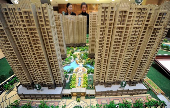 Potential homebuyers look at a model of a property development in Nanjing, Jiangsu province. [Photo/Xinhua]  
