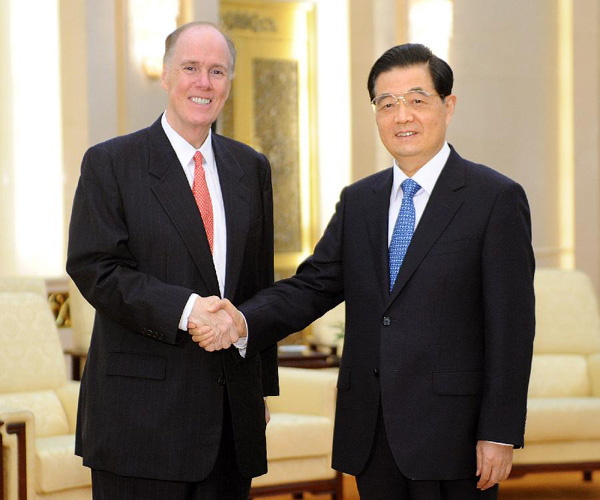 Chinese President Hu Jintao (R) meets with U.S. President Barack Obama's top security advisor Thomas Donilon at the Great Hall of the People in Beijing, capital of China, July 24, 2012. [Li Tao/Xinhua] 