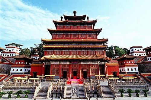 Located on the hillock north of the Chengde Mountain Resort in Hebei Province, the Puning Temple is one of the eight outlying temples of the resort.