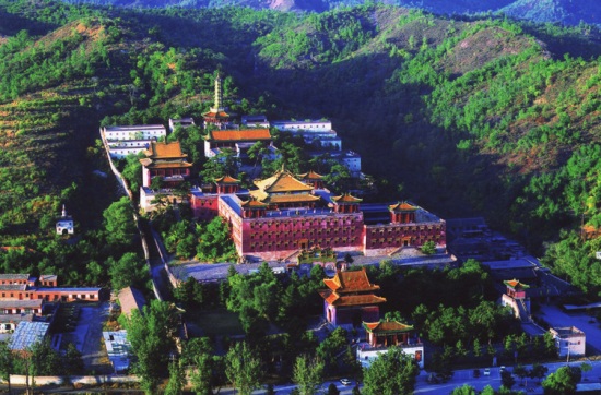 The Xumifushou Temple lies amid the mountain north of the Chengde Mountain Resort, and east of the Putuo Zongcheng Temple in Chengde, Hebei Province.