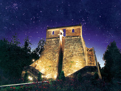 Located in Gaocheng Town, Dengfeng City, Stellar Observatory was built by Guo Shoujing, an astronomer of Yuan Dynasty, in 1276.