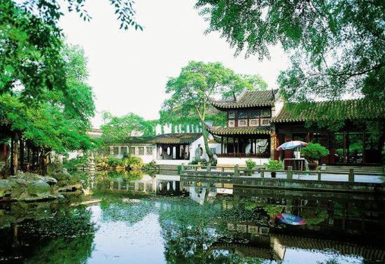 Located outside the Changmen Gate of Suzhou, a tourist city in east China’s Jiangsu Province, the Lingering Garden is one of the four most famed gardens in China. 