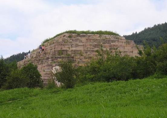 Located in the riverside of Donggou River, Ji'an City, Jilin Province, the Donggou Ancient Tombs boast over 10,000 well preserved tombs from the Goguryeo states (37BC - 668AD).