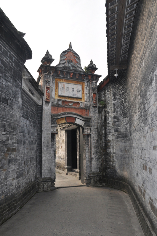 Located in Dayi County of Sichuan Province, the Liu's Manor Museum was the former residence of the big landlord Liu Wencai. It covers an area of 70,000 square meters, and consists of two big architecture groups. 