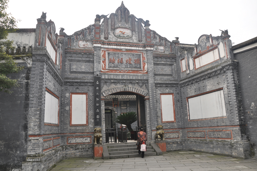 Located in Dayi County of Sichuan Province, the Liu's Manor Museum was the former residence of the big landlord Liu Wencai. It covers an area of 70,000 square meters, and consists of two big architecture groups. 