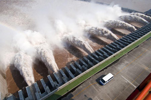 Three Gorges Dam experiences largest flood peak in 2012 