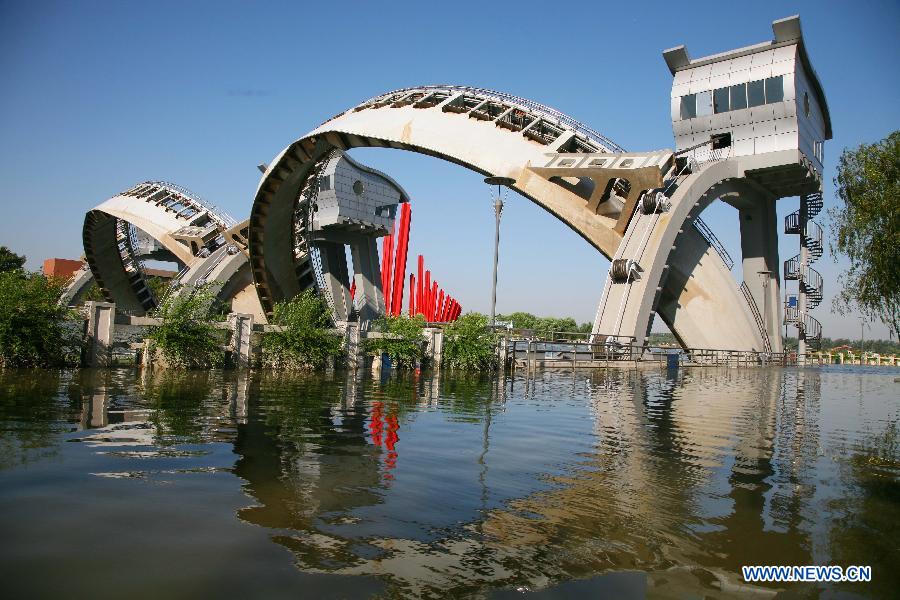 Water level of the flooding Yangtze River in Nanjing reached 8.44 meters on Wednesday, approaching the warning level of 8.5 meters. 