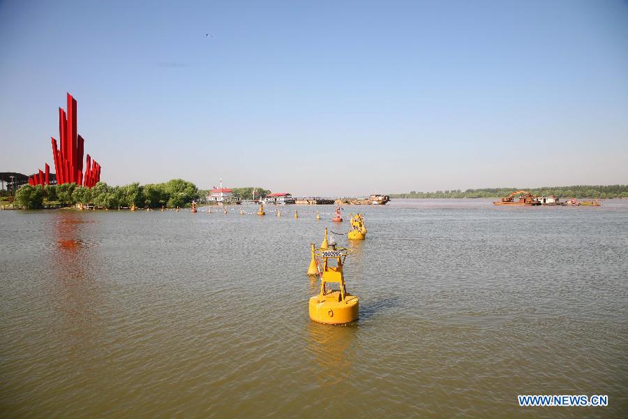 Water level of the flooding Yangtze River in Nanjing reached 8.44 meters on Wednesday, approaching the warning level of 8.5 meters. 