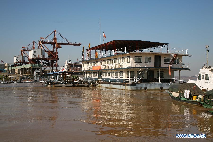 Water level of the flooding Yangtze River in Nanjing reached 8.44 meters on Wednesday, approaching the warning level of 8.5 meters. 