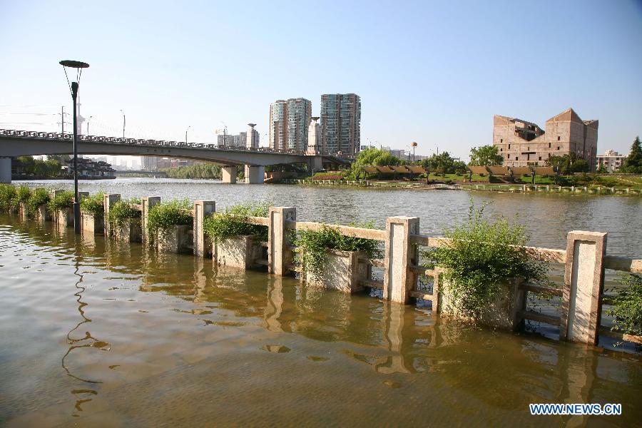 Water level of the flooding Yangtze River in Nanjing reached 8.44 meters on Wednesday, approaching the warning level of 8.5 meters. 