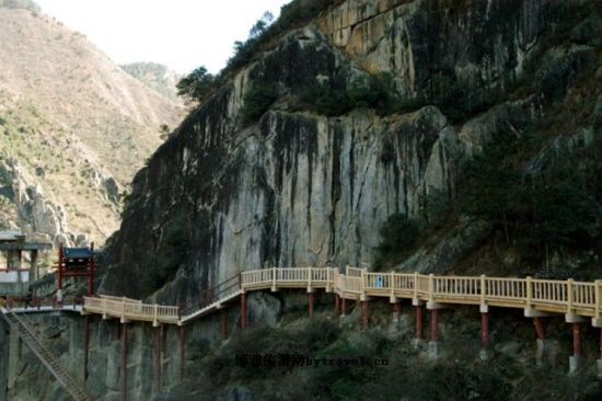 Baoxie Road Rock Gate is located in Baohe Water bank, 17 km north of Hanzhong City, Shaanxi province.