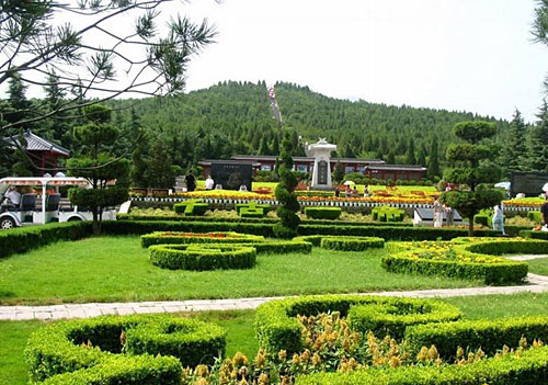 The mausoleum of Emperor Qinshihuang is five kilometers east of Lintong County, 35 kilometers from Xi'an City in Shaanxi Province.