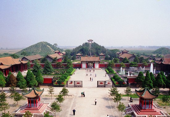 Maoling Mausoleum is located in the area of Duima of Weibei Highland, nine km northeast of Xingping County and 40 km from Xi'an.