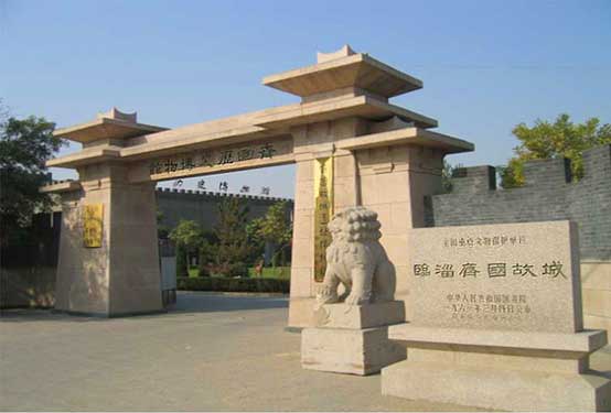 Located in the north western district of Linzi, Shangdong Province, the city was the capital of the Qi State during the Spring and Autumn and Warring States periods.