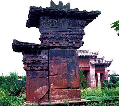 Gao Yi Tomb Towers and Stone Sculptures is located 7 km to the east of Ya'an City, Sichuan province.