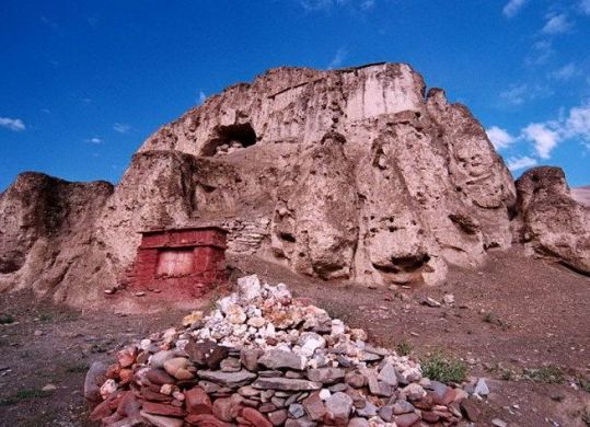 Scattered all over Pire Mountain in Tibet, nine recognizable mausoleums cover a total area of 385 square meters.