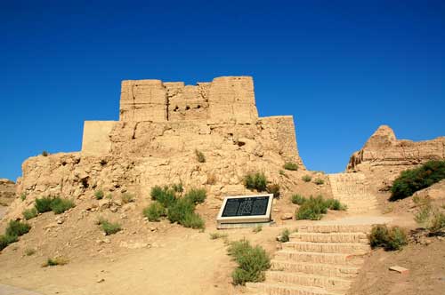 Located in Ya'er Lake Village, 10 km west of Turpan, the present site of the city was built in the Tang Dynasty and following dynasties.