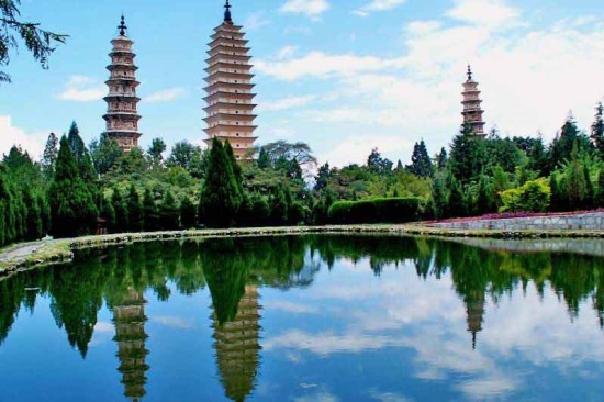 The Three Pagodas of Chongsheng Temple is located northwestern Dali, Yunnan Province. 