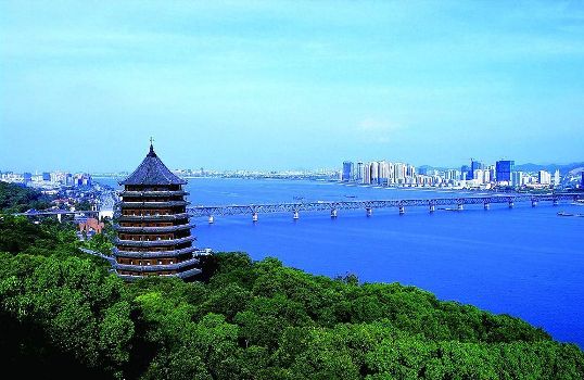Liuhe Pagoda is located in Yuelun Mountain, south of the West Lake.