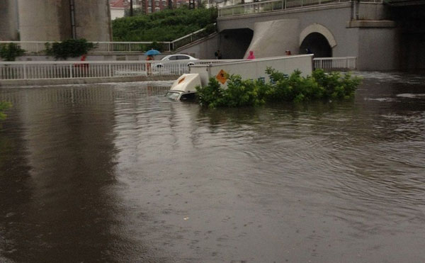 A truck is submerged under water following the flooding in Tianjin, on July 26. [Photo/ynet.com]