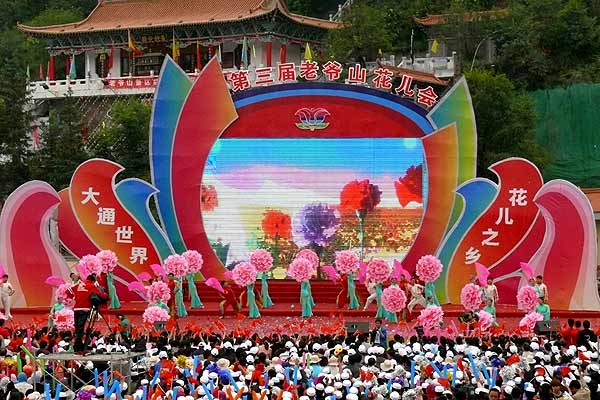 The opening gala of 3rd annual Flower Festival is held at the foot of Laoye Mountain. [CnDG by Jiao Meng]
