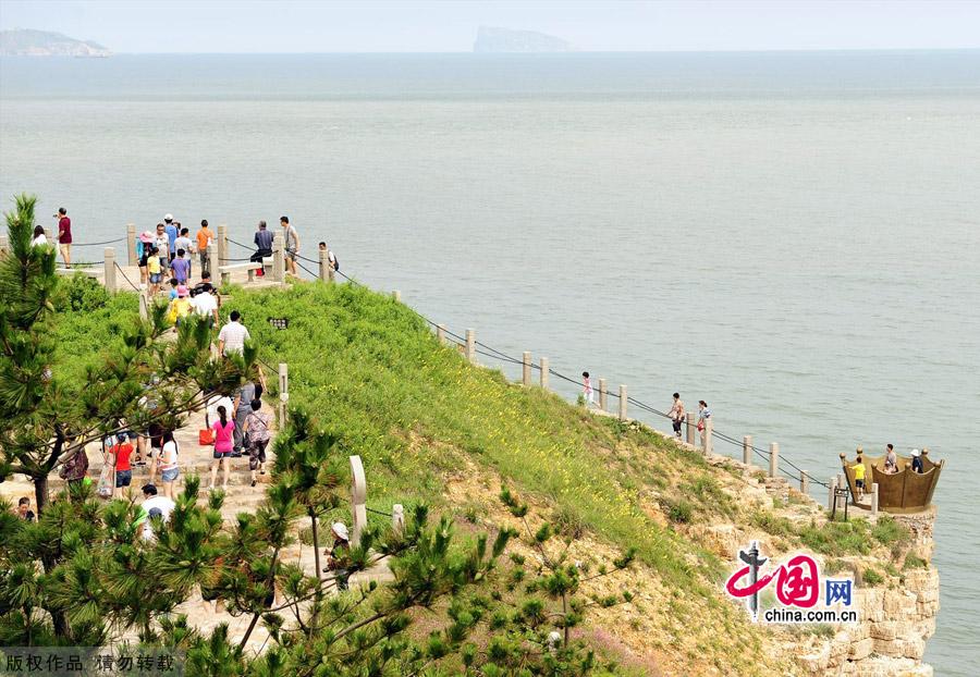 Photo shows the scenery of Jiuzhangya scenic spot in Changdao County, east China's Shandong Province, July 25, 2012. Changdao County has 32 picturesque islands of different features, which attract a large number of tourists every summer. [China.org.cn]