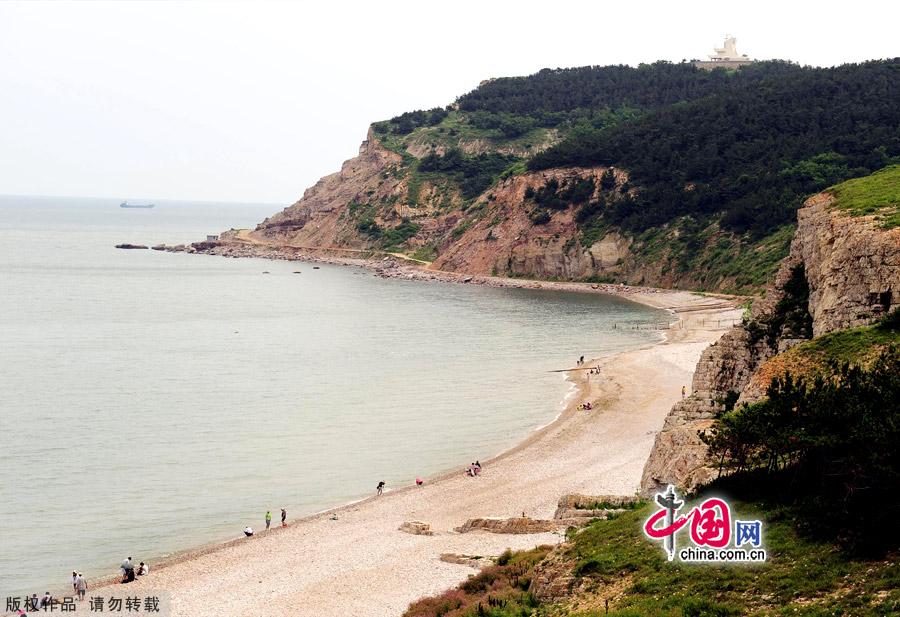 Photo shows the scenery of Jiuzhangya scenic spot in Changdao County, east China's Shandong Province, July 25, 2012. Changdao County has 32 picturesque islands of different features, which attract a large number of tourists every summer. [China.org.cn]