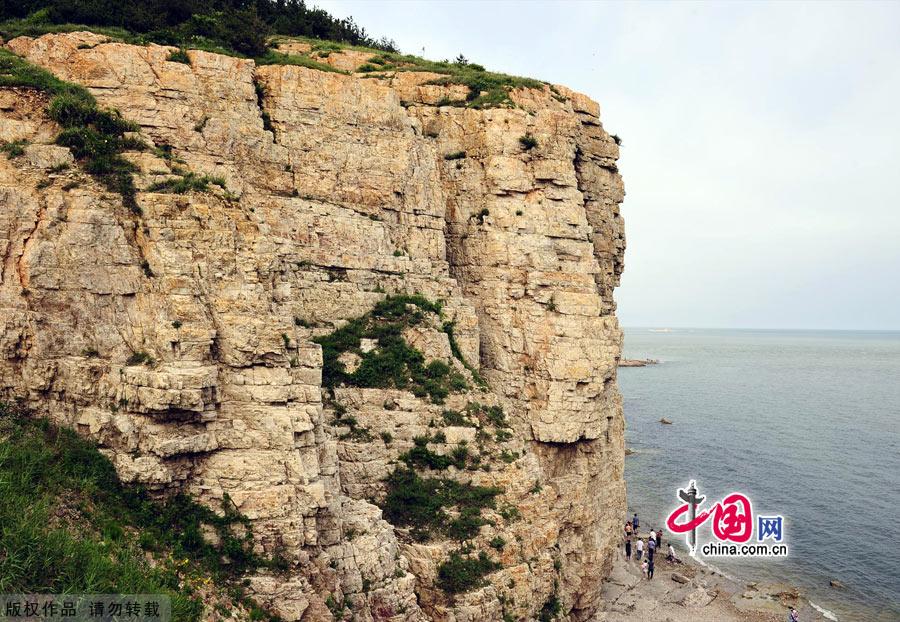 Photo shows the scenery of Jiuzhangya scenic spot in Changdao County, east China's Shandong Province, July 25, 2012. Changdao County has 32 picturesque islands of different features, which attract a large number of tourists every summer. [China.org.cn]