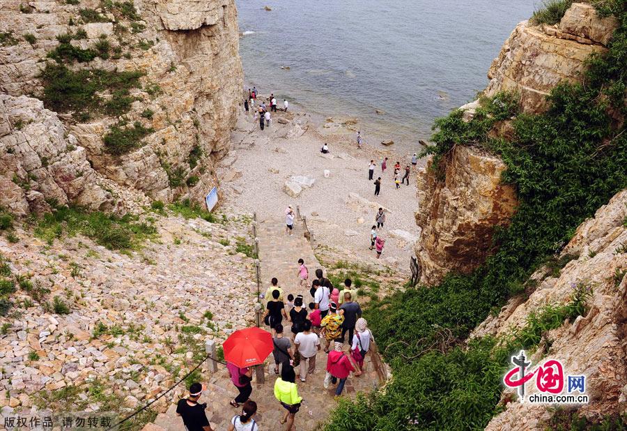 Photo shows the scenery of Jiuzhangya scenic spot in Changdao County, east China's Shandong Province, July 25, 2012. Changdao County has 32 picturesque islands of different features, which attract a large number of tourists every summer. [China.org.cn]