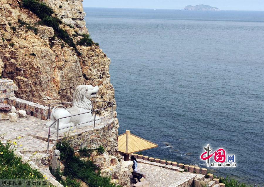 Photo shows the scenery of Jiuzhangya scenic spot in Changdao County, east China's Shandong Province, July 25, 2012. Changdao County has 32 picturesque islands of different features, which attract a large number of tourists every summer. [China.org.cn]