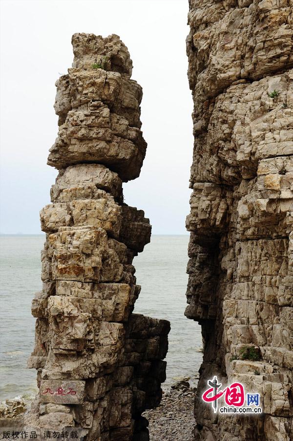 Photo shows the scenery of Jiuzhangya scenic spot in Changdao County, east China's Shandong Province, July 25, 2012. Changdao County has 32 picturesque islands of different features, which attract a large number of tourists every summer. [China.org.cn]