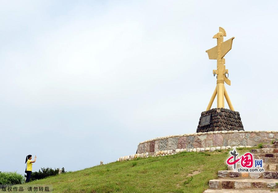 Photo shows the scenery of Jiuzhangya scenic spot in Changdao County, east China's Shandong Province, July 25, 2012. Changdao County has 32 picturesque islands of different features, which attract a large number of tourists every summer. [China.org.cn]