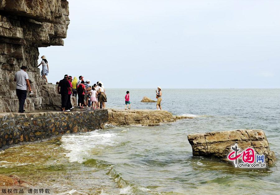 Photo shows the scenery of Jiuzhangya scenic spot in Changdao County, east China's Shandong Province, July 25, 2012. Changdao County has 32 picturesque islands of different features, which attract a large number of tourists every summer. [China.org.cn]