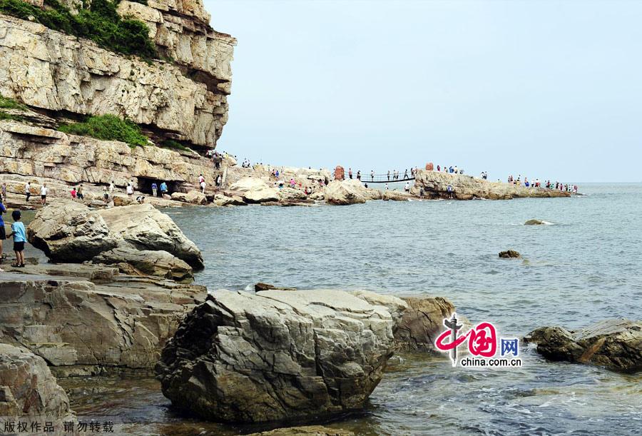 Photo shows the scenery of Jiuzhangya scenic spot in Changdao County, east China's Shandong Province, July 25, 2012. Changdao County has 32 picturesque islands of different features, which attract a large number of tourists every summer. [China.org.cn]