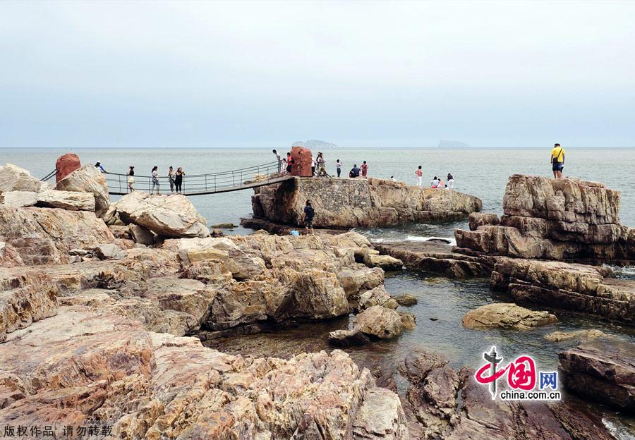 Photo shows the scenery of Jiuzhangya scenic spot in Changdao County, east China's Shandong Province, July 25, 2012. Changdao County has 32 picturesque islands of different features, which attract a large number of tourists every summer. [China.org.cn]