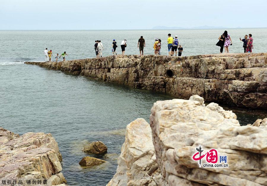 Photo shows the scenery of Jiuzhangya scenic spot in Changdao County, east China's Shandong Province, July 25, 2012. Changdao County has 32 picturesque islands of different features, which attract a large number of tourists every summer. [China.org.cn]