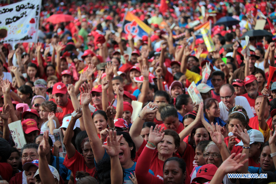 Supporters of Venezuelan President and presidential candidate Hugo Chavez attend a caravan at El Valle parish, in Caracas, capital of Venezuela, on July 26, 2012. Chavez and opposition candidate Henrique Capriles will compete in the presidential election on Oct. 7, 2012. (Xinhua/AVN) 